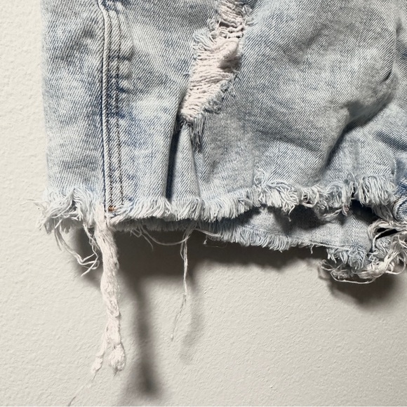 Old Navy Boyfriend Denim Shorts Distressed Cutoffs Light Wash Women’s Size 10 - Picture 5 of 12